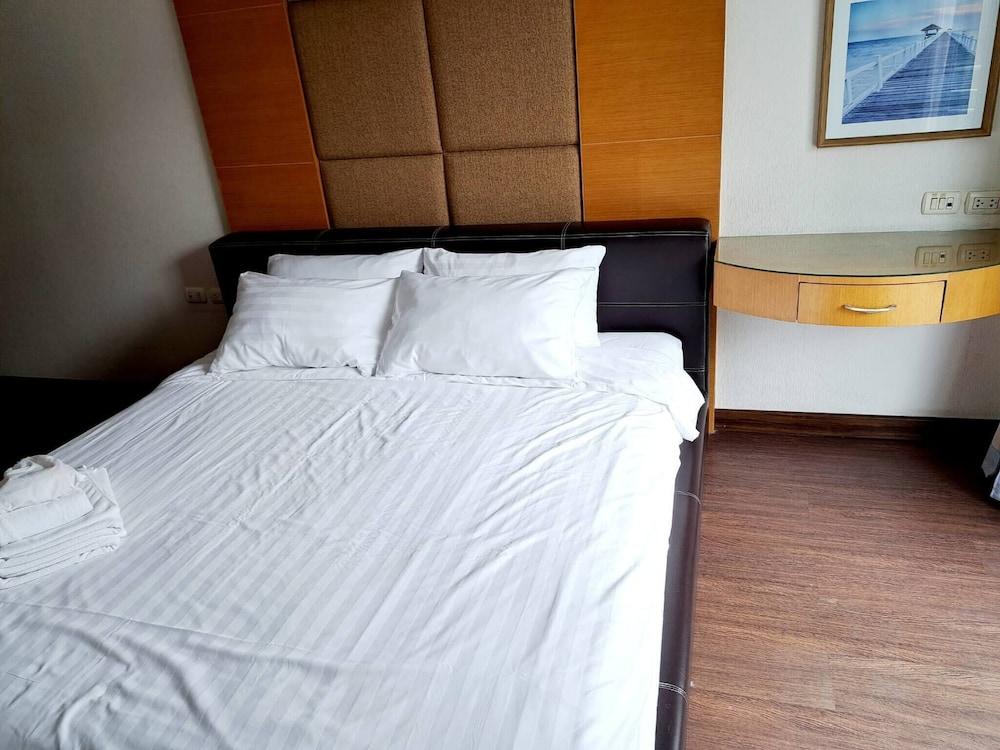 6D - 3 Bedroom Downtown Apartment With Shared Pool