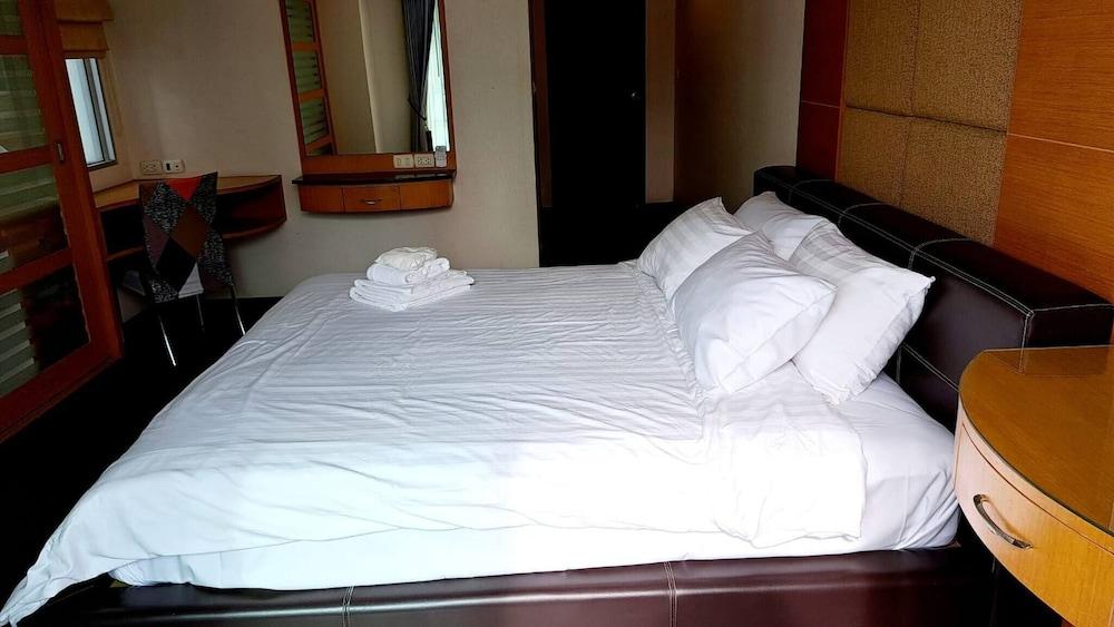 6D - 3 Bedroom Downtown Apartment With Shared Pool