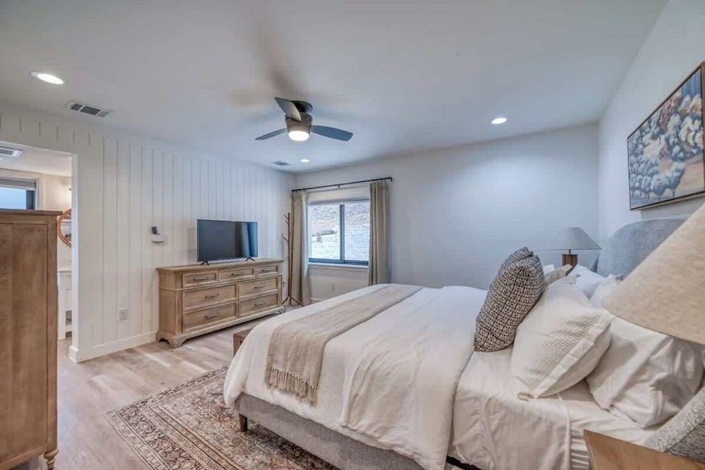 Luxury Riverfront Villa With Firepit & Gameroom!