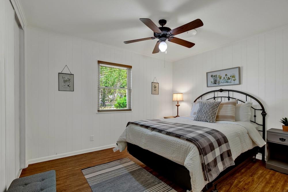 Spacious Home - Fire Pit, BBQ and Outdoor Seating!