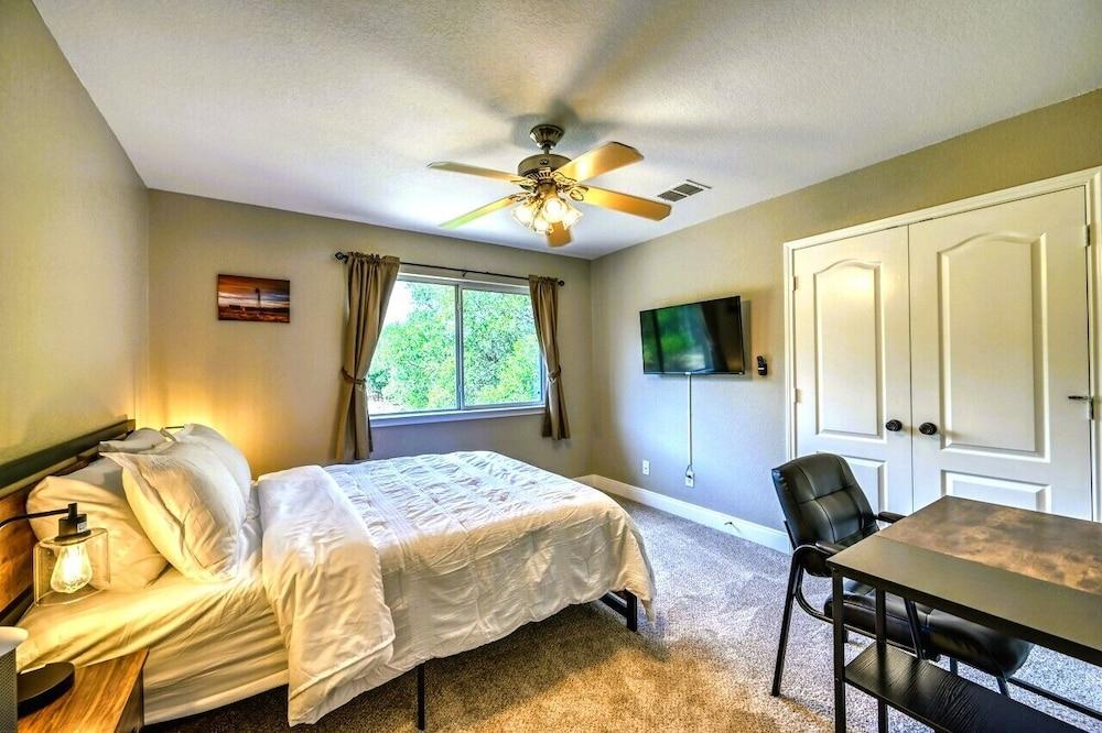 Luxury Home! - Pool - Fire Pit - Near Canyon Lake!