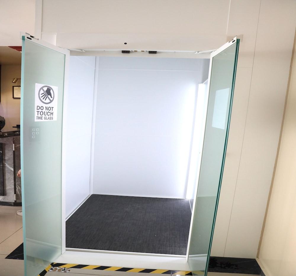 Capital O 90897 Island City Hotel