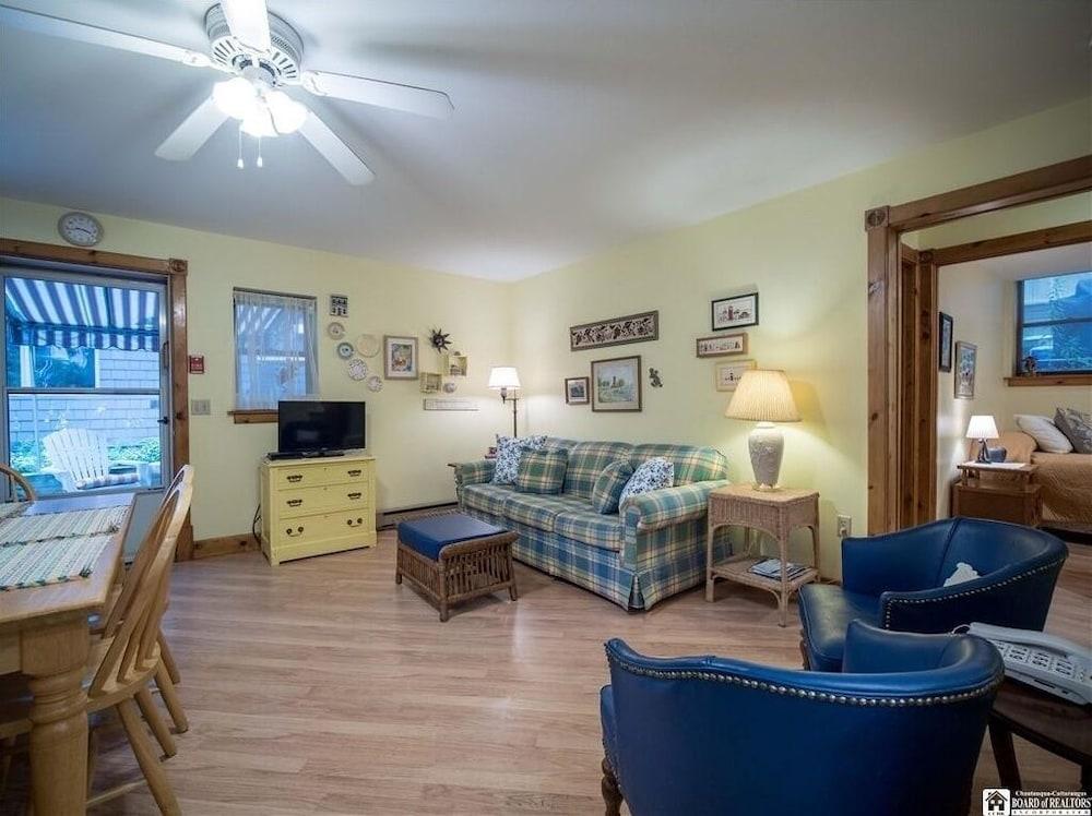 Garden Grove 2 Bedroom Home by RedAwning