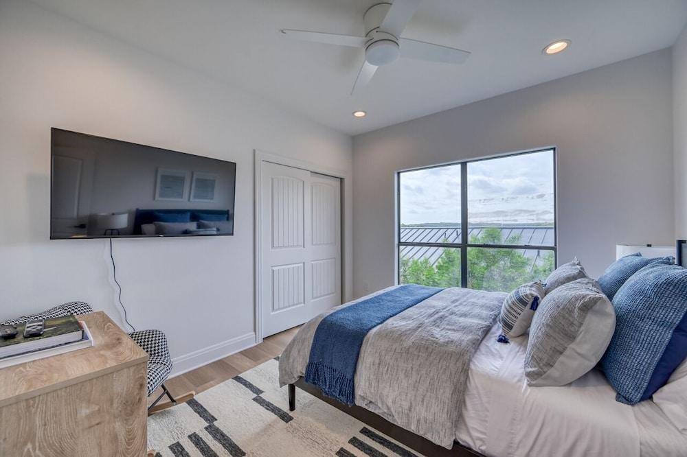 Luxury Lakefront Home-private Dock - Dipping Pool!