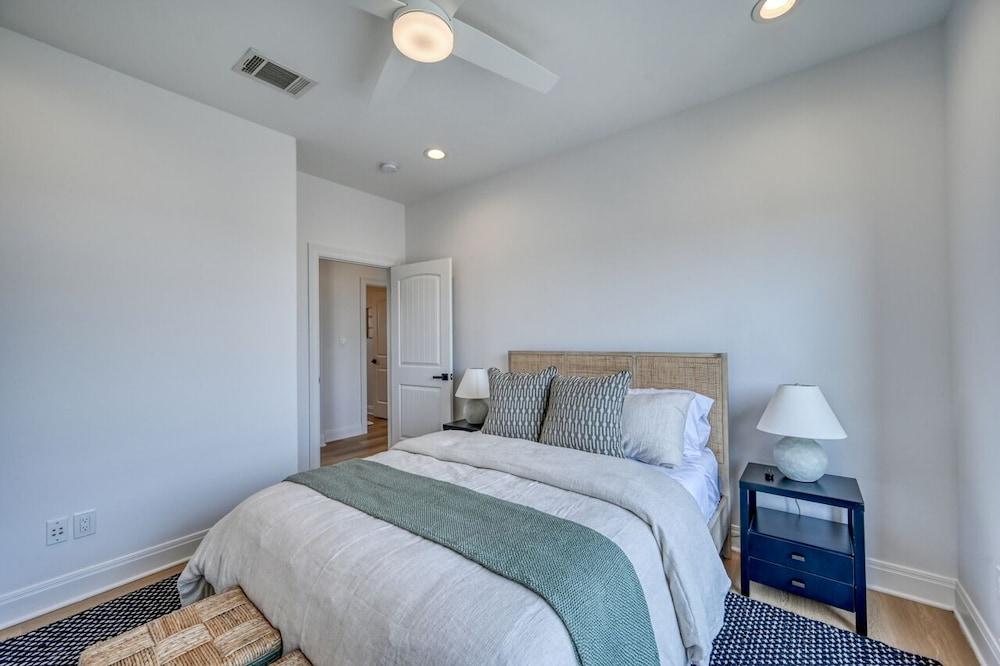 Luxury Lakefront Home-private Dock - Dipping Pool!