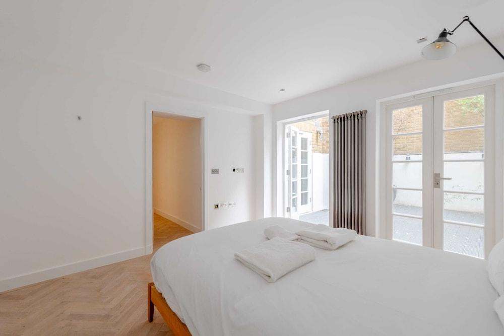 Sleek & Stylish 2BD Flat - Warren Street