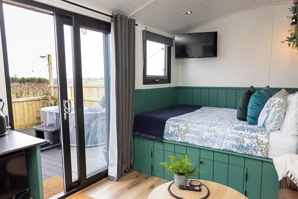 Willows Rest - 1 Bed Shepherd's Hut - Pentlepoir