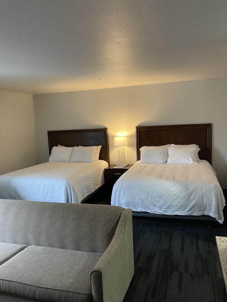 Elker Inn & Suites