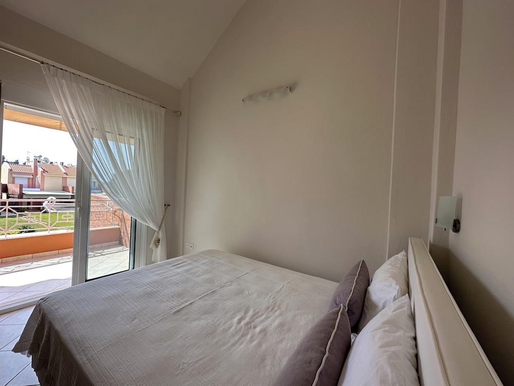 Relax in This Sithonia Property With Great Ocean Views