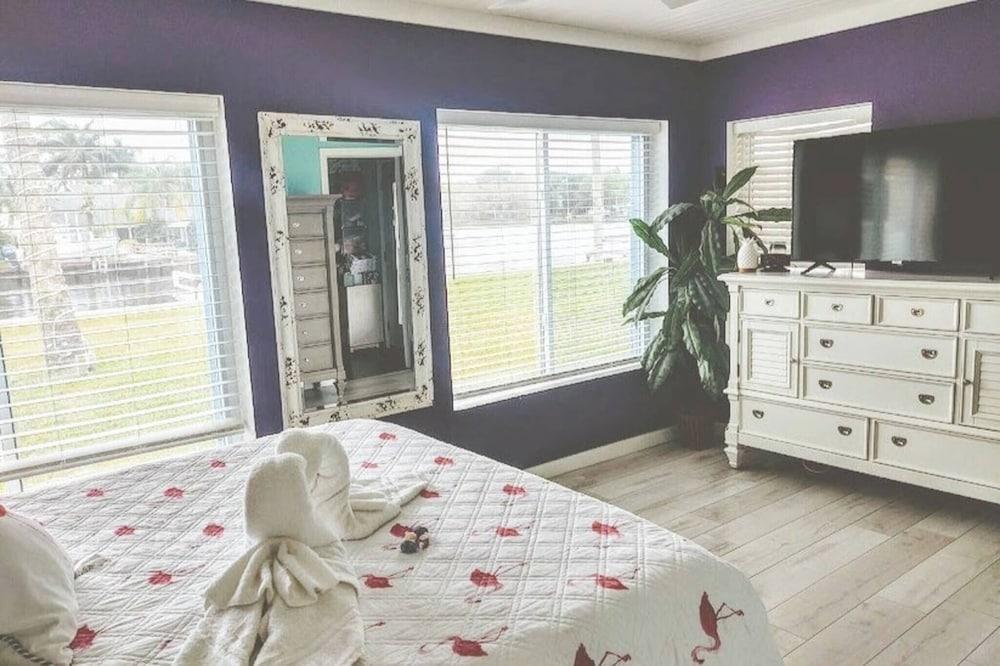 Room-flamingo Room on the Cotee River