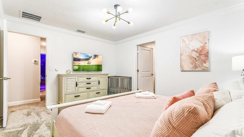 Themed 5BR Pool Home in Championsgate Close2disney