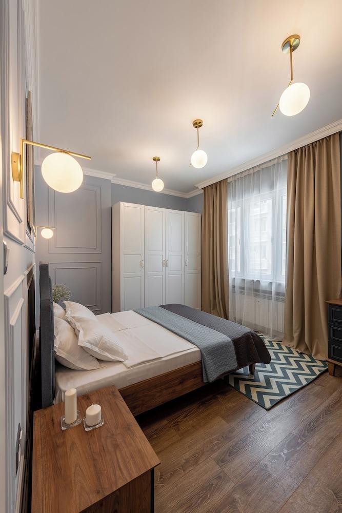 Luxury & Unique-Top Center Apt. - 3BDR