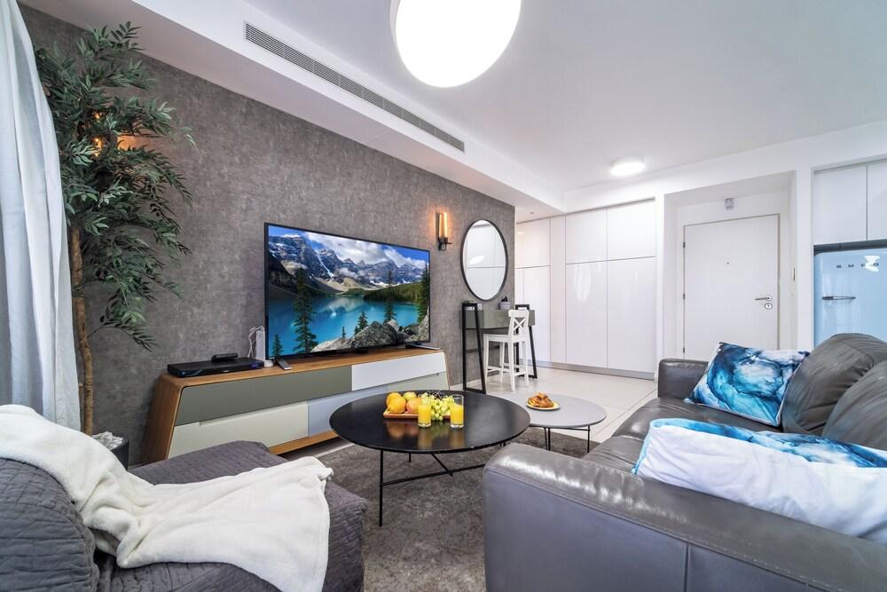 Stylish 1BR Beach-Front Apt w Sea View