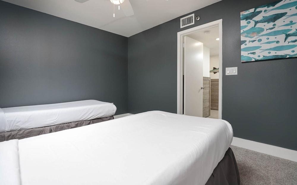 Phoenix East 911 3 Bedroom Condo