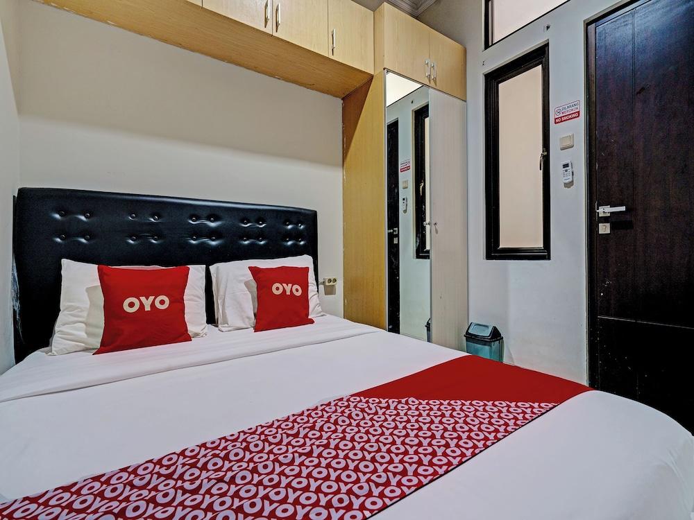 OYO 92768 Flagship Exclusive Colombus Near Stasiun Karawang