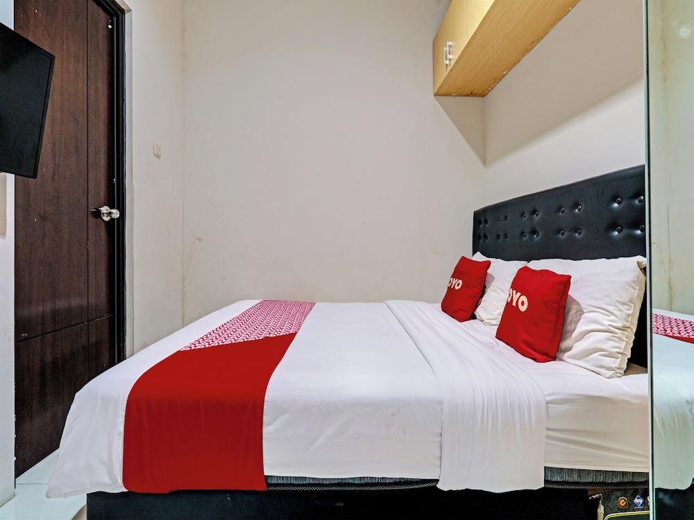 OYO 92768 Flagship Exclusive Colombus Near Stasiun Karawang