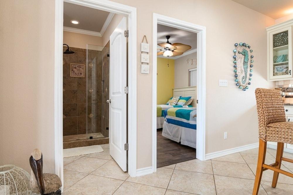 Pair-a-dice 3 Bedroom Home by RedAwning