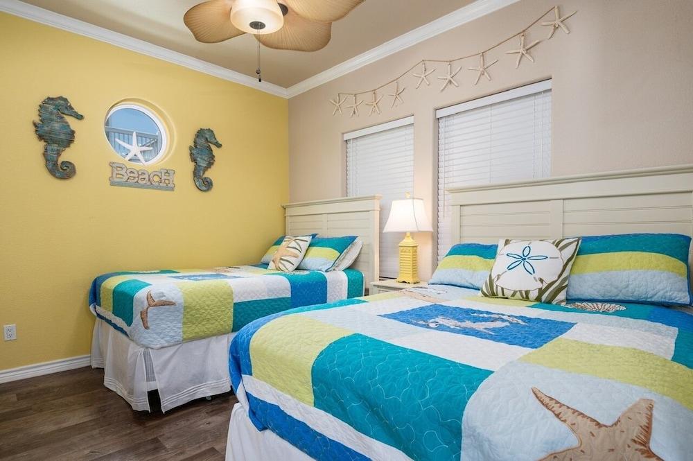 Pair-a-dice 3 Bedroom Home by RedAwning