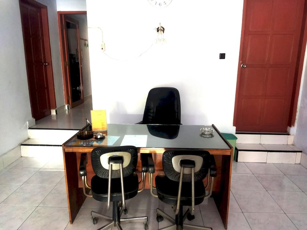 Hotel O Wisma Phinisi Syariah Near Mall of Pinrang Sejahtera