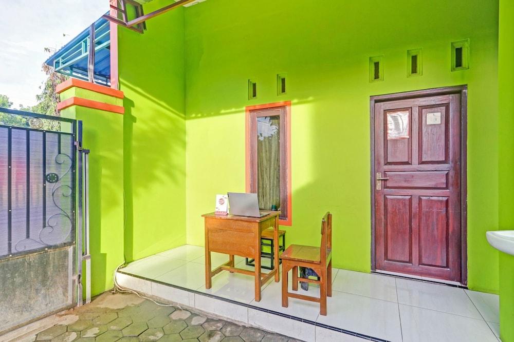 SPOT ON 90760 Homestay Al Madina Syariah