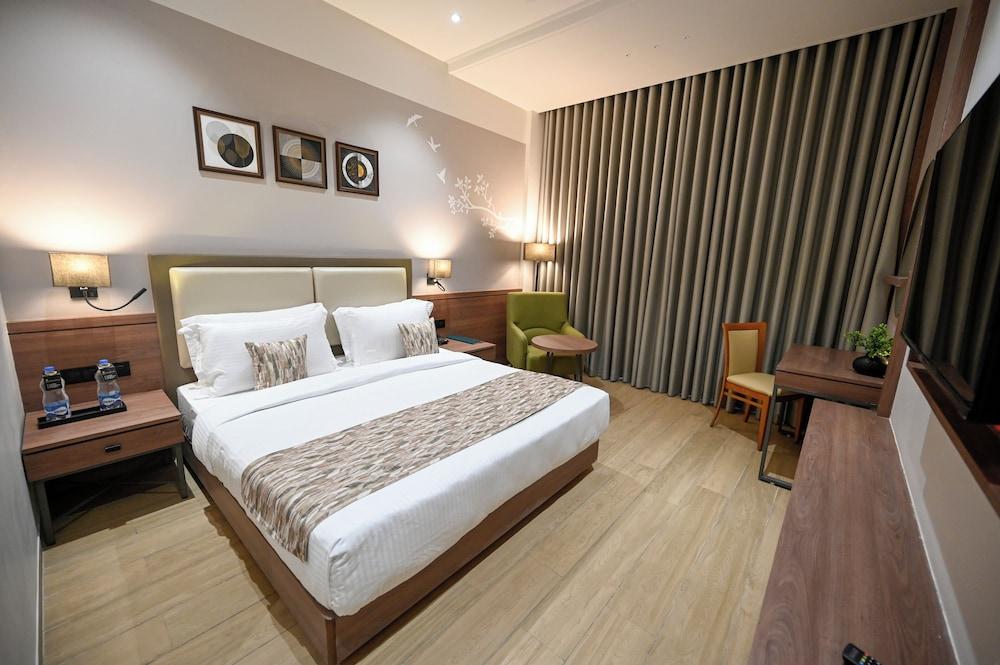 Kings Kraft The Park Executive Hotel