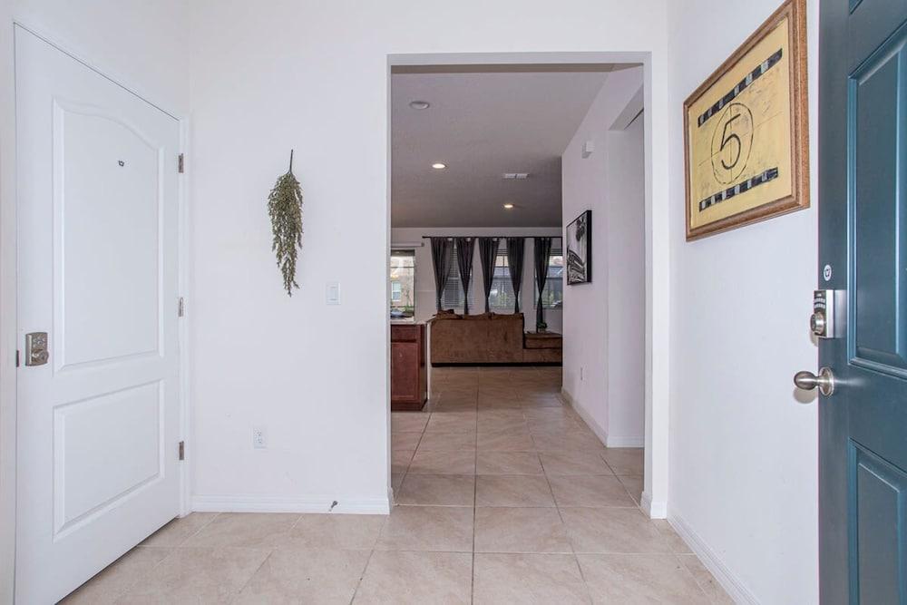 Gorgeous 5 Bd w Pool Jacuzzi Close to Disney 6071