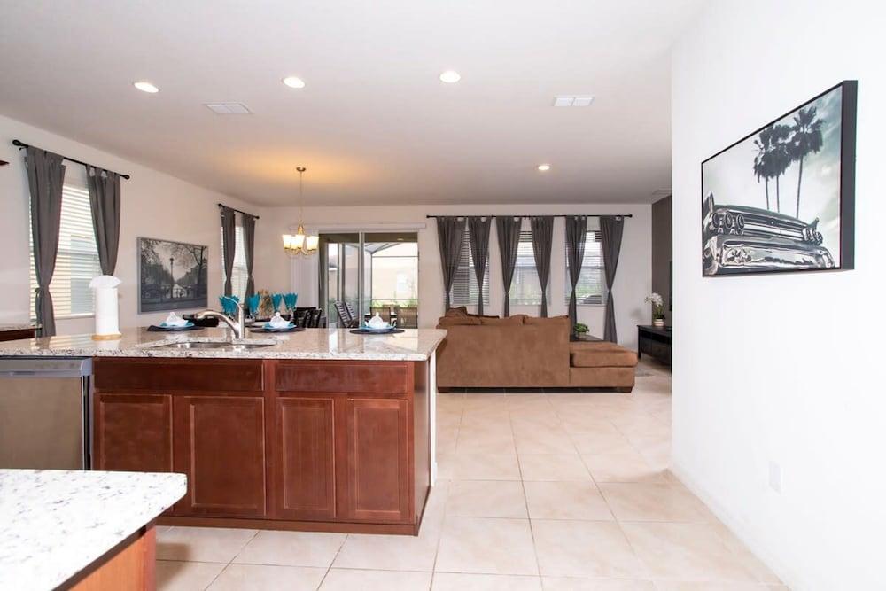 Gorgeous 5 Bd w Pool Jacuzzi Close to Disney 6071