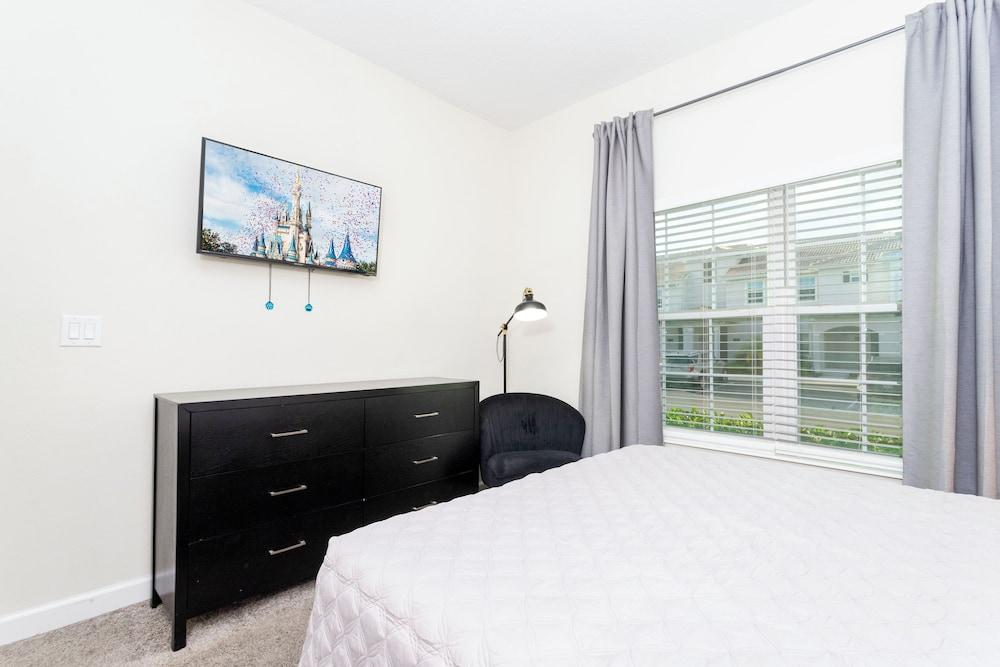 Magnificent 5Bd w Pool Storey Lake 4800