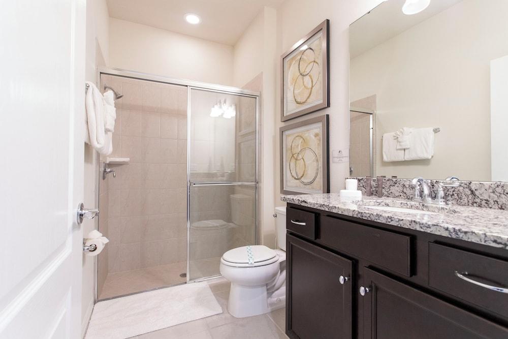 Splendid 5 Bd w Screened Pateo Pool Windsor Westside 8921