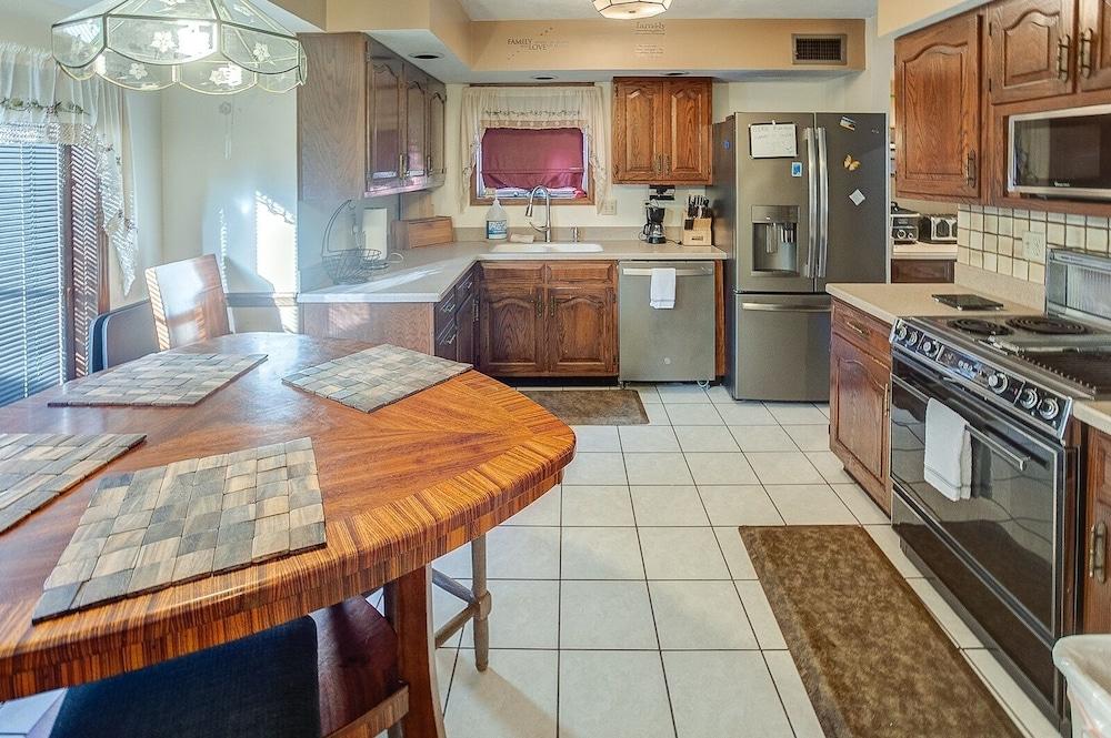 Spacious Tranquility With Private Pool 4 Bedroom Home by RedAwning