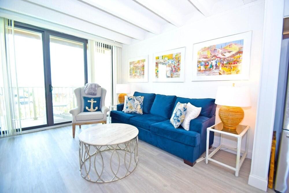 Jada 2b 1 Bedroom Condo by RedAwning