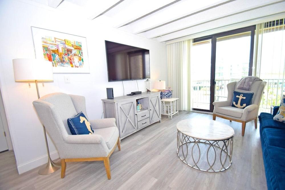 Jada 2b 1 Bedroom Condo by RedAwning