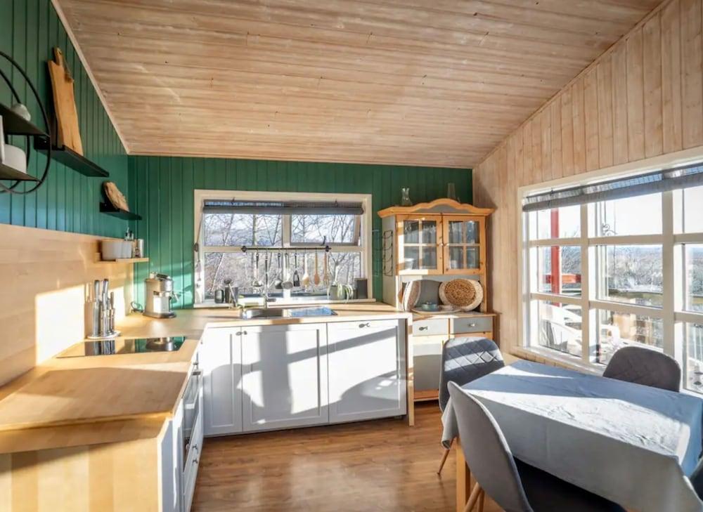 Traditional Cottage with Jacuzzi andLake