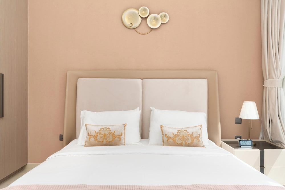 Lux BnB Act-1 Tower I Boulevard Views