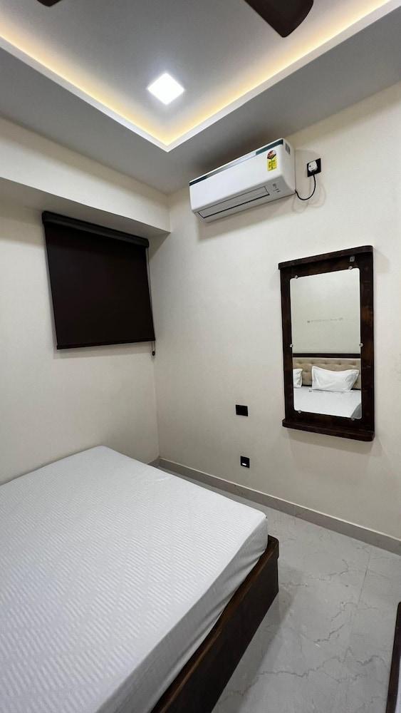 Hotel Divyakashi homestay