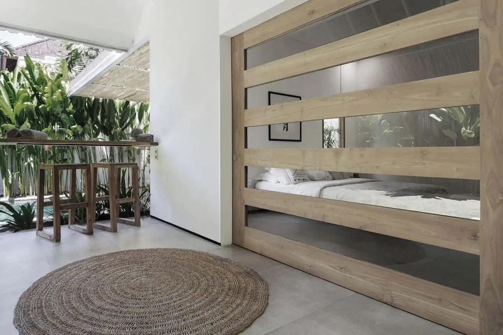 Villa Q - Contemporary Pool House