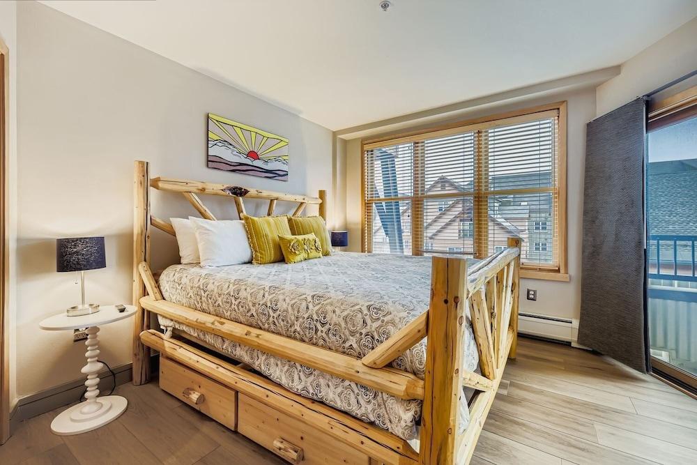 8256 Silver Mill 3 Bedroom Condo by RedAwning