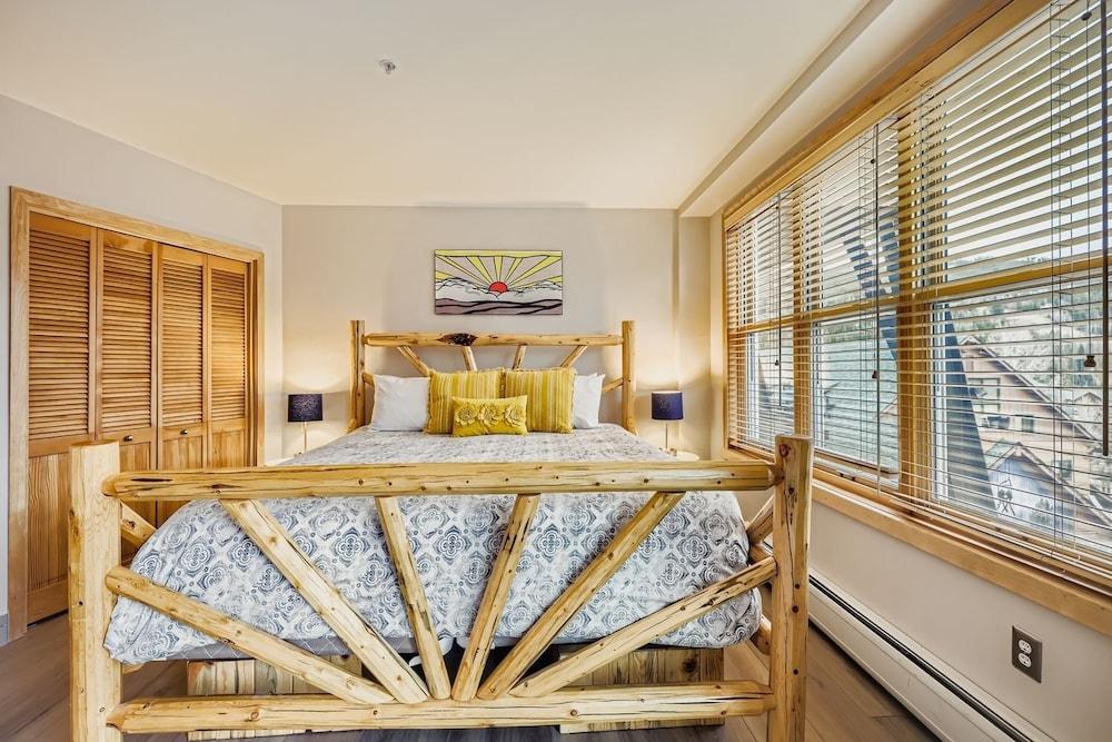 8256 Silver Mill 3 Bedroom Condo by RedAwning