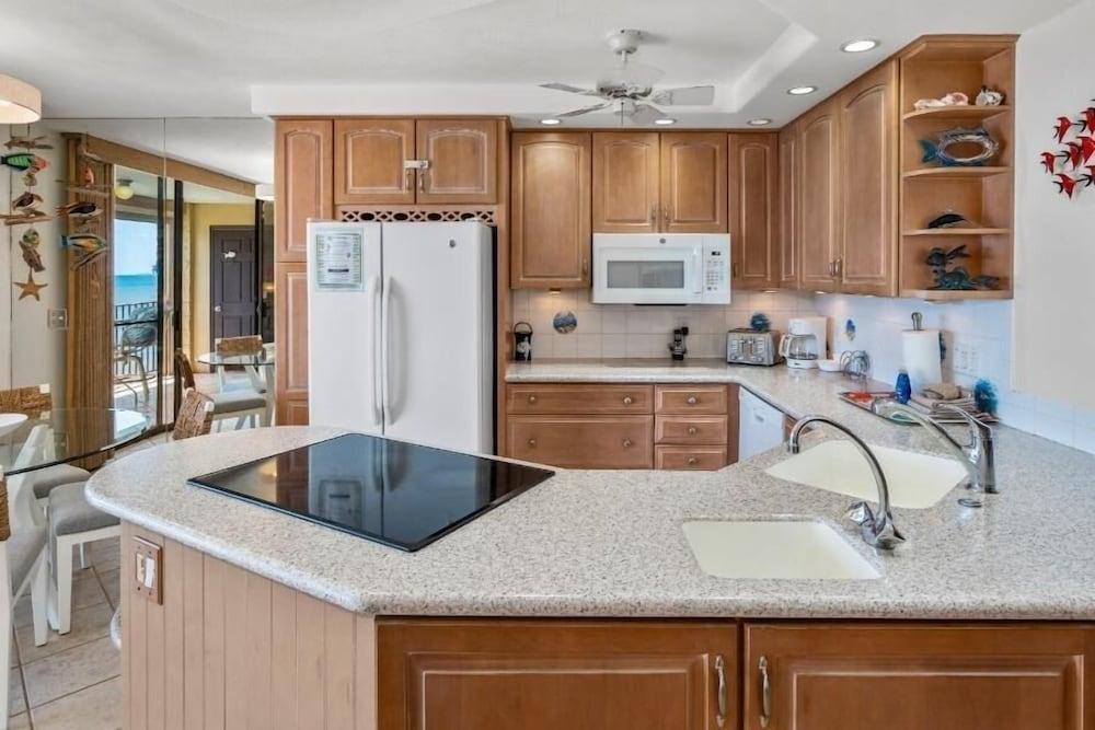 Kihei Beach #504 1 Bedroom Condo by RedAwning