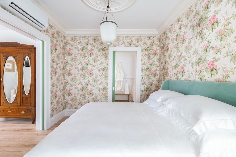 The Green House by Santiago de Alfama