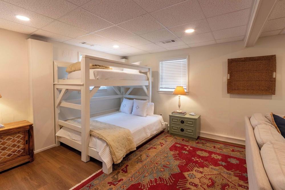 4 BR Sleeps 10 Near UGA & Downtown