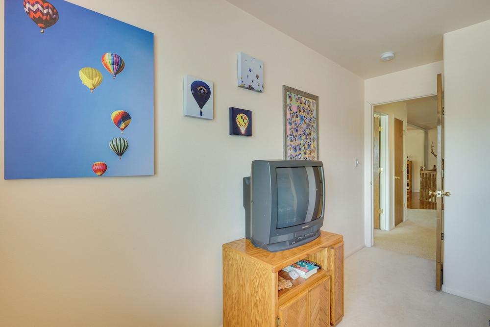 Charming Elko Home w/ Pool Table!