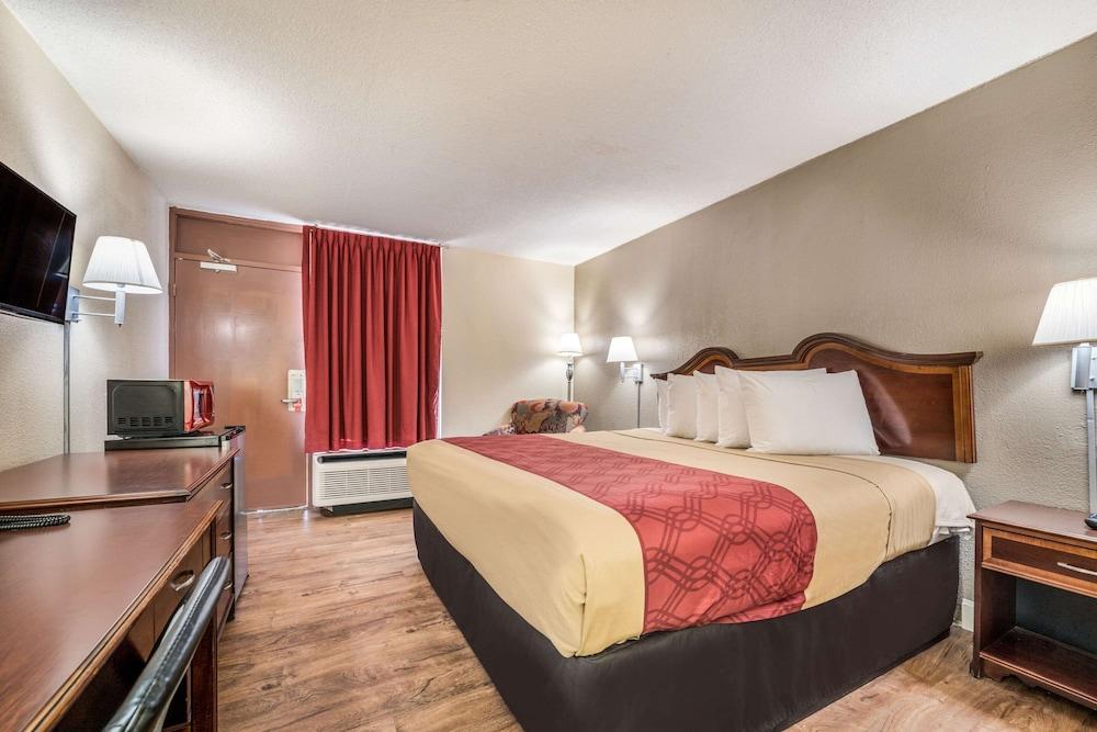 Econo Lodge Inn & Suites Macon West