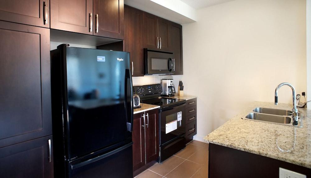 Pathway Luxury Suites - 4099 Brickstone