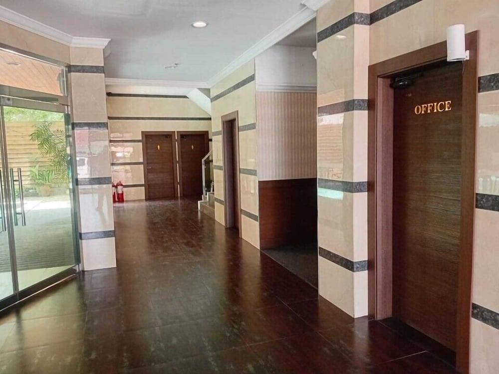 Townhouse Oak Vera Hotel Near Clark International Airport