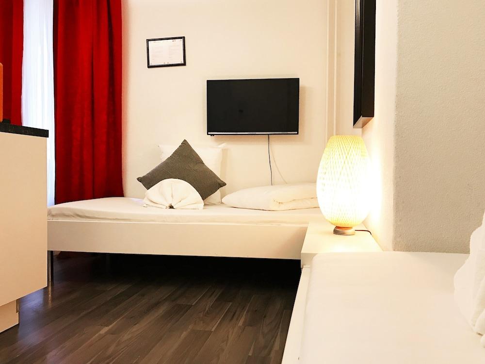 INSIDE FIVE City Apartments