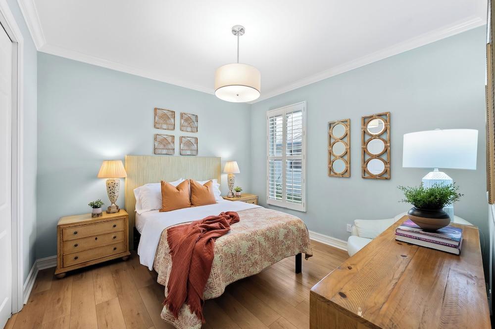 Neapolitan - Newly Renovated 3-BR Luxury Home with Private Pool. Enjoy a Fully Equipped Kitchen and Free Wi-Fi