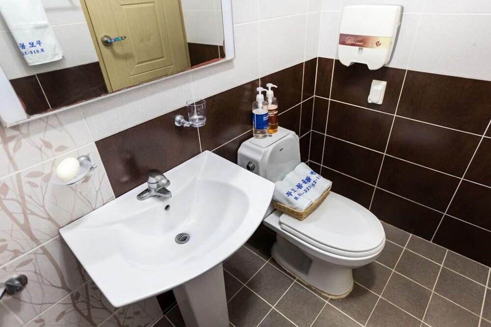 Geojedo Ocean View Dumo Mongdol Pension