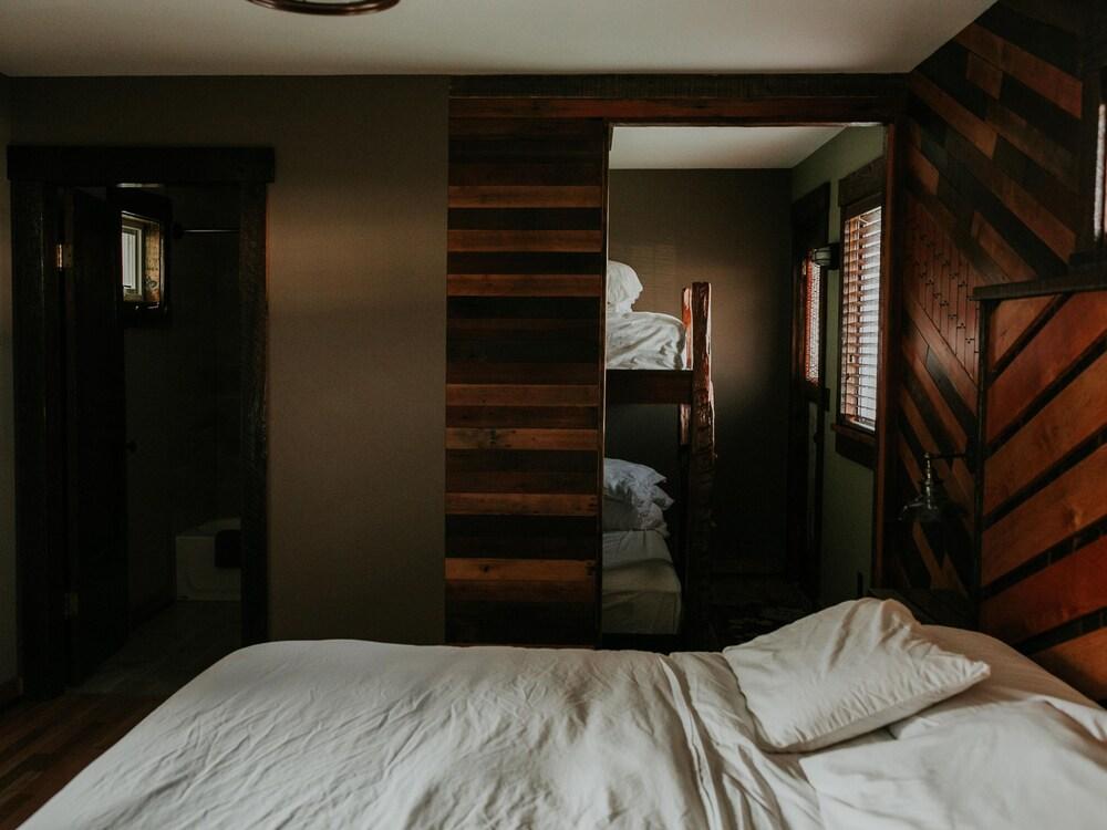 Pitchwood Inn & Alehouse