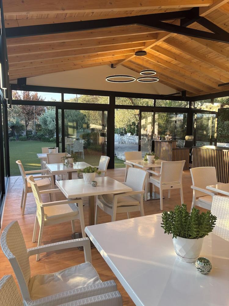 Ampoulos Rooms & Apartments